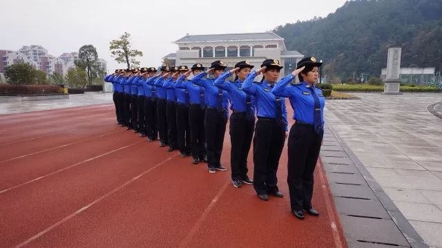 浙江城管换装重塑城市形象，展现新时代风采